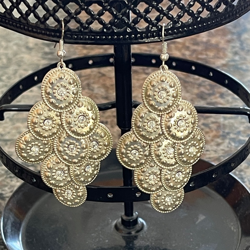 Silver toned Dangle Earrings 🌺
